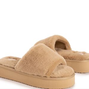Muk Luks Tan Slippers 9-10